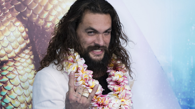 Jason Momoa pose sur le tapis rouge pour "Aquaman"