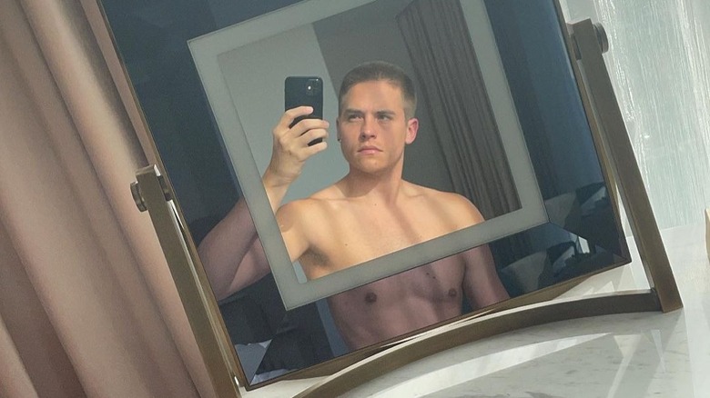 Dylan Sprouse pose pour un selfie miroir