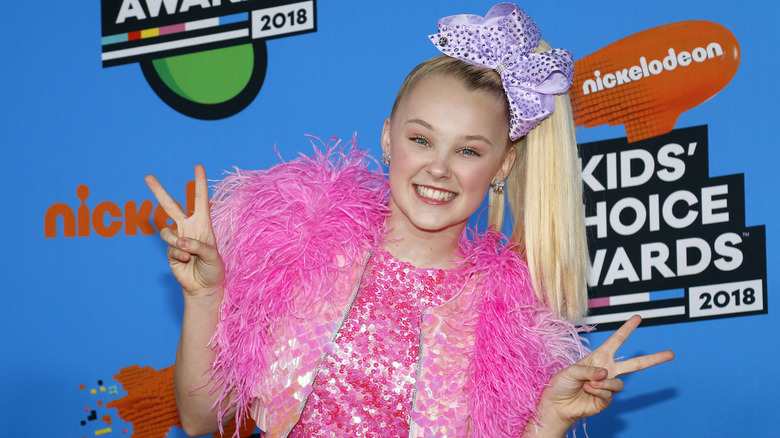 JoJo Siwa souriant sur le tapis rouge