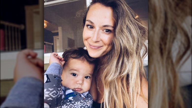 Alexa PenaVega posant avec son fils Kingston