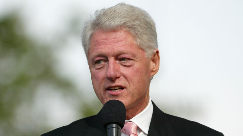 Bill Clinton avec une expression sérieuse