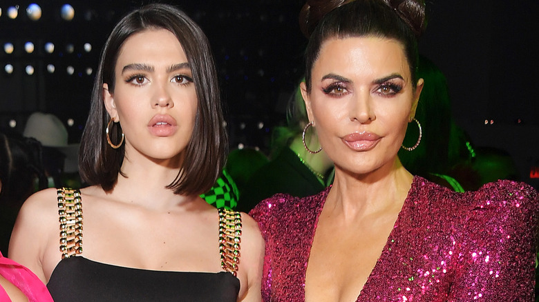 Lisa Rinna et Amelia Hamlin posant sur tapis rouge