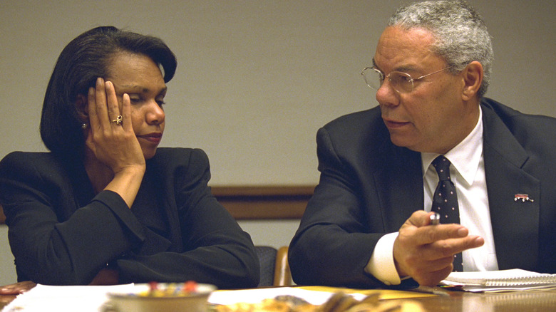 Condoleezza Rice et Colin Powell discutent