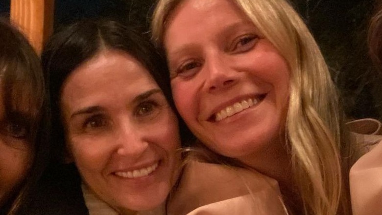 Demi Moore et Gwyneth Paltrow sourient