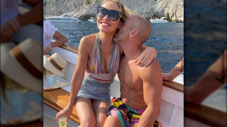 Chrishell Stause et Jason Oppenheim sur un bateau