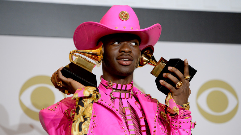 Lil Nas X tenant les Grammy Awards