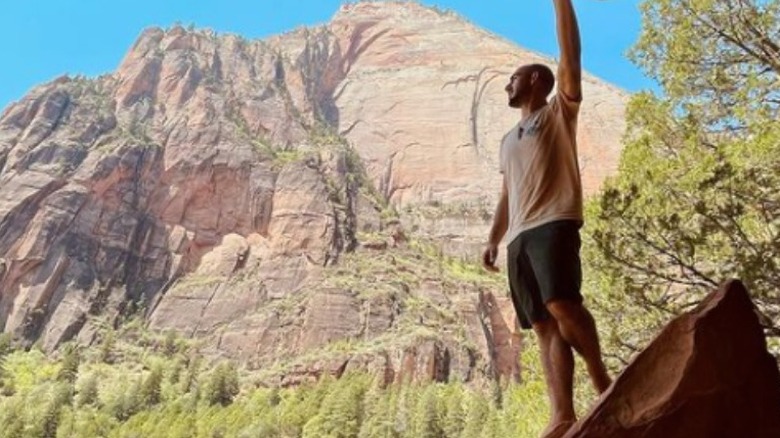 Brian Laundrie pose sur des rochers