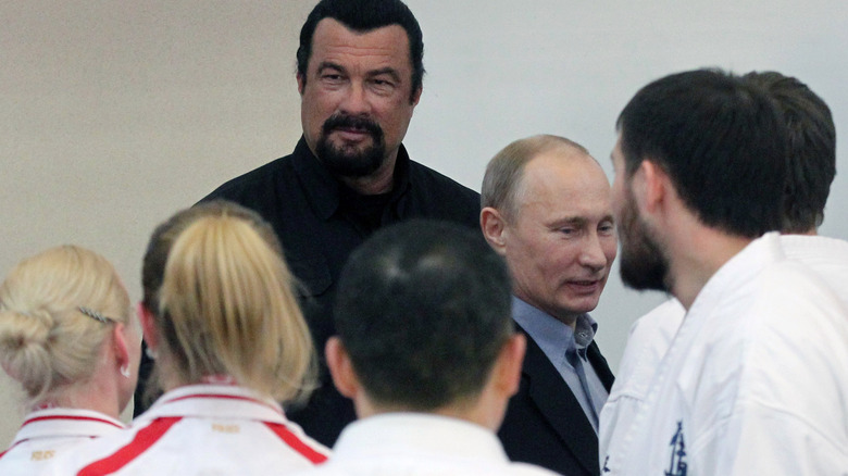 Steven Seagal et Vladimir Poutine avec des étudiants en arts martiaux