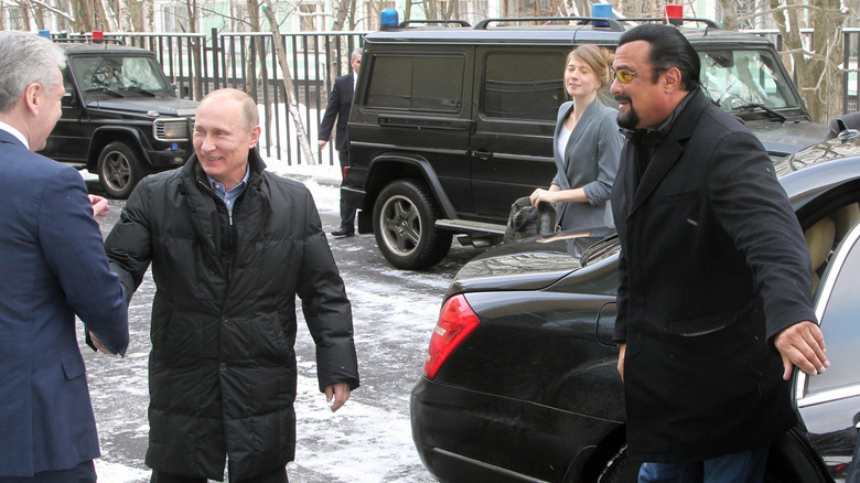 Steven Seagal avec Vladimir Poutine sortant de voiture à Moscou