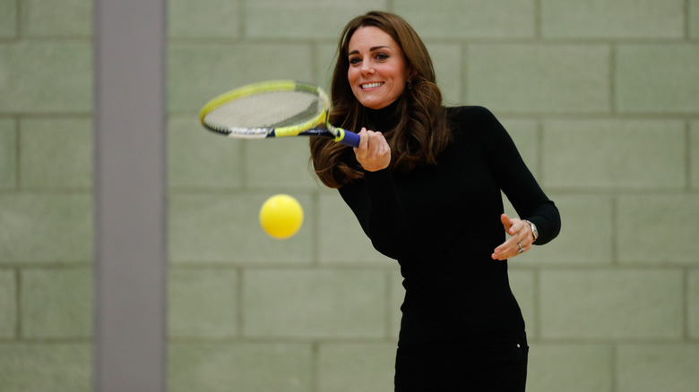 Kate Middleton jouant au tennis 