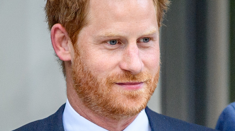 Le prince Harry regarde vers le bas le One World Observatory 