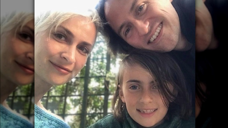 Matthew et Halyna Hutchins et leur fils dans un selfie 