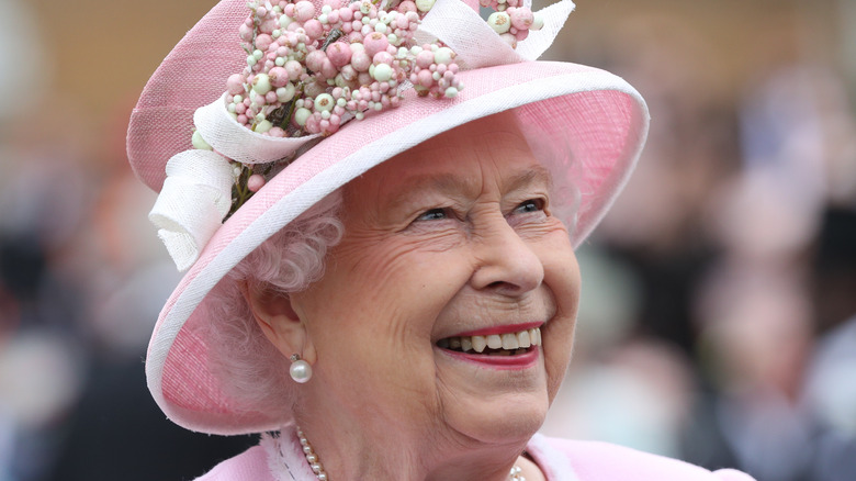 La reine Elizabeth II sourit à la Royal Garden Party