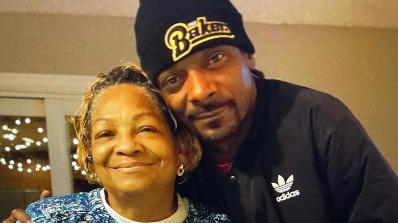 Snoop Dogg et Beverly Tate souriant