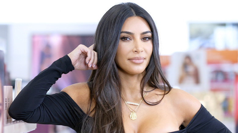 Kim Kardashian pose pour une photo