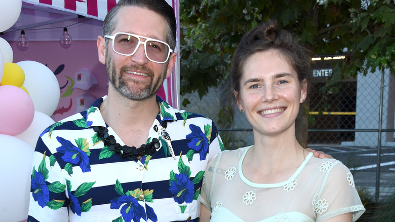 Christopher Robinson et Amanda Knox assistant à Hilarity For Charity's County Fair organisé par Seth Rogen et Lauren Miller Rogen