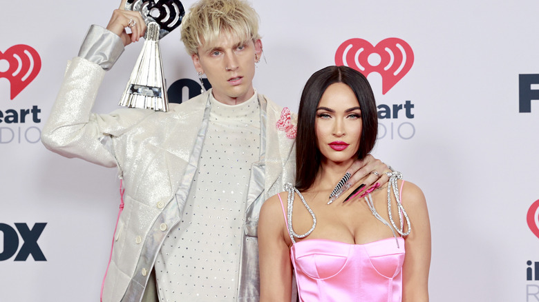 Machine Gun Kelly et Megan Fox posant