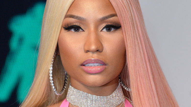 Nicki Minaj pose sur le tapis rouge