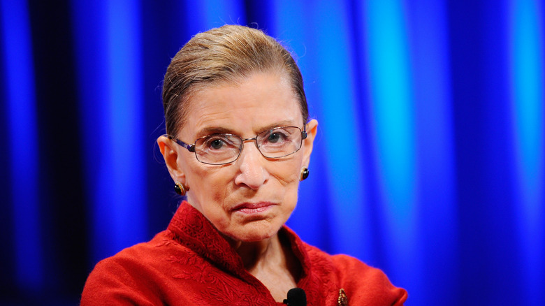 Ruth Bader Ginsburg portant une tenue rouge.