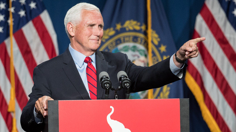 Mike Pence pointant du doigt