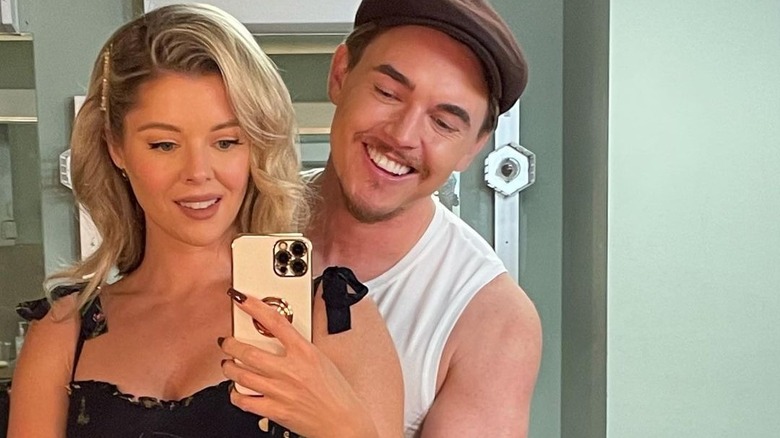 Jesse McCartney et sa femme Katie Peterson prenant un selfie