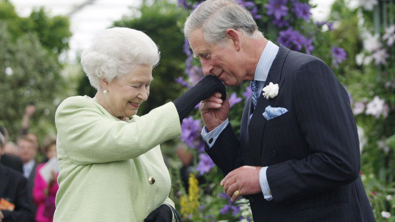 Le prince Charles embrassant la main de la reine Elizabeth