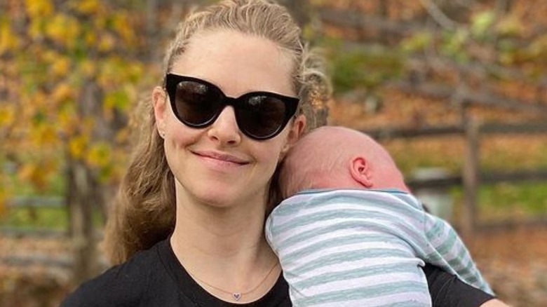 Amanda Seyfried et son fils posant