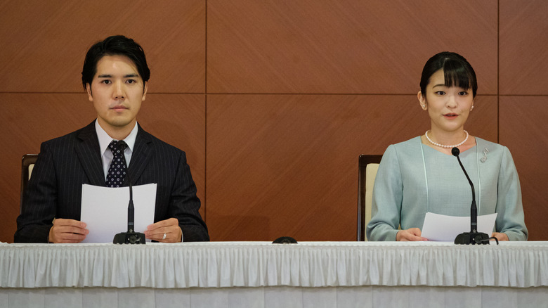 Kei Komuro et la princesse Mako annonçant leur mariage lors d'une conférence de presse