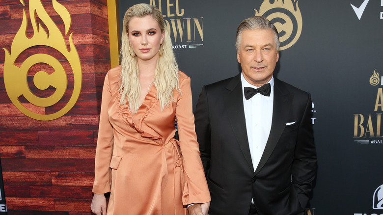 Irlande Baldwin et Alec Baldwin se tenant la main