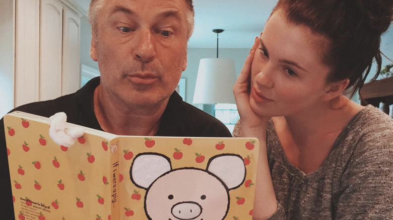 Alec Baldwin et Ireland Baldwin lisant un livre