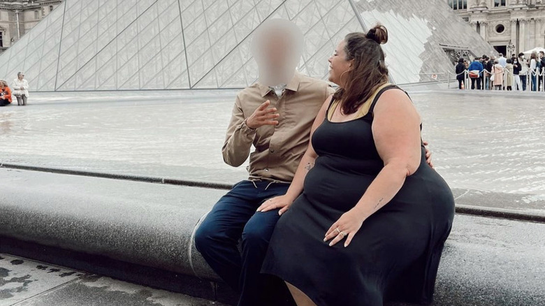 Mystery Frenchman et Whitney Way Thore se regardent