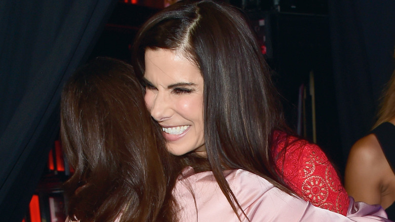 Sandra Bullock et Melissa McCarthy s'embrassent