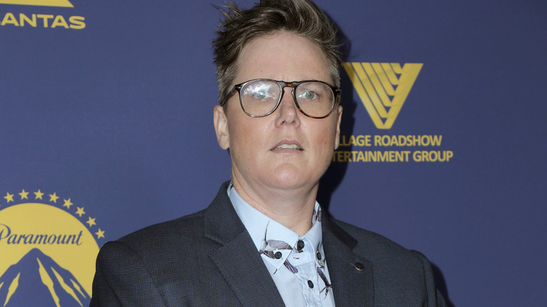 Hannah Gadsby dans des verres sans sourire