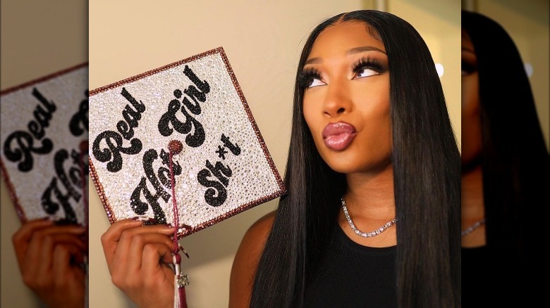 Megan Thee Stallion tenant sa casquette de graduation