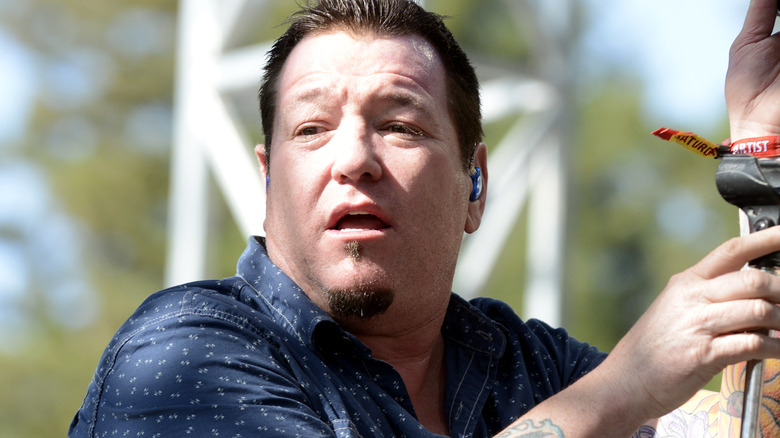 Steve Harwell performing with Smash Mouth