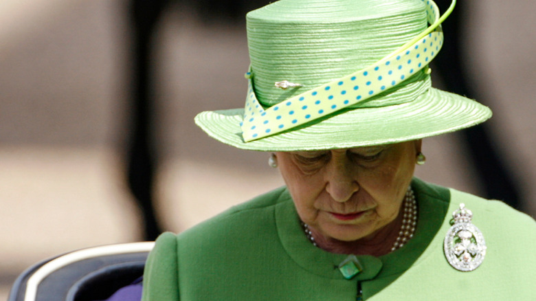 La reine Elizabeth à l'air maussade