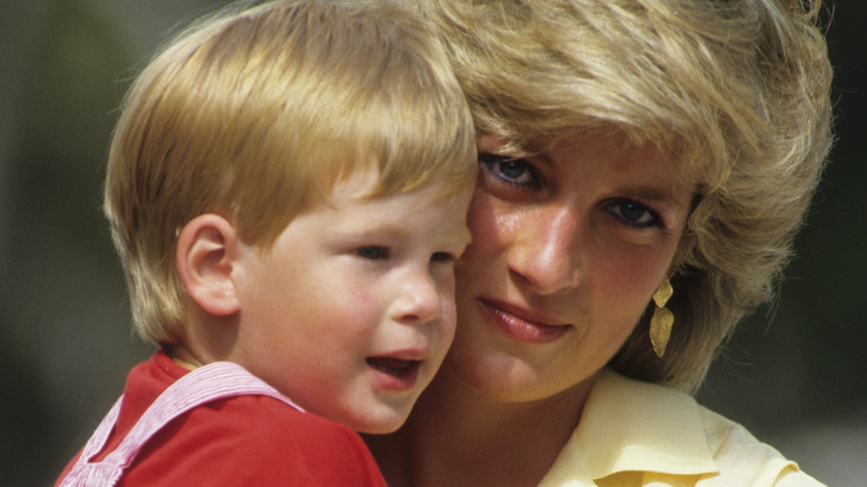 La princesse Diana portant le prince Harry dans les années 1990