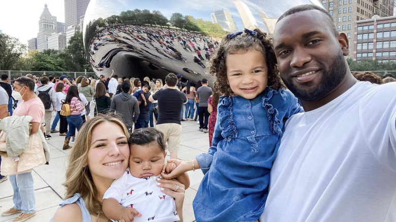 La famille Alvarez pose pour un selfie