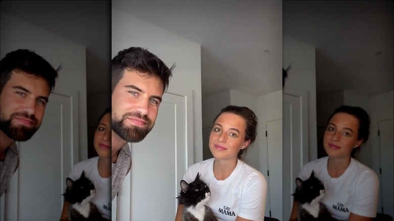 Blake Moynes, Tommy le chat et Katie Thurston en train de filmer un tutoriel de maquillage