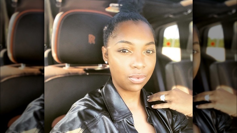 Sharina Hudson porte une bague de fiançailles