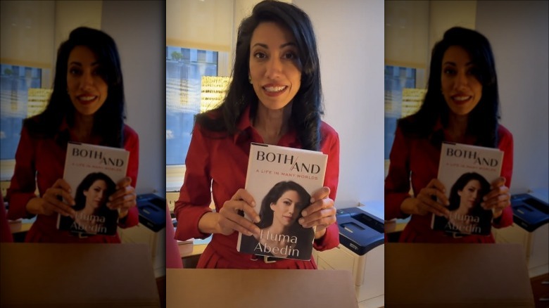 Huma Abedin exposant son livre