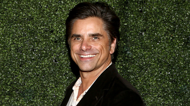 John Stamos souriant