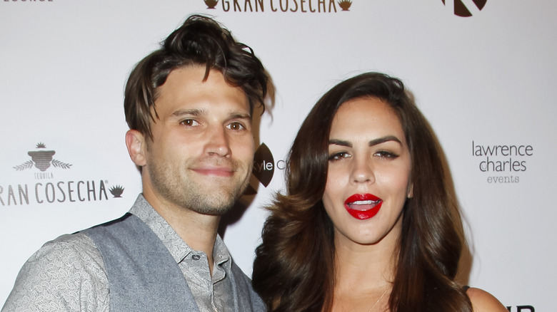 Tom Schwartz et Katie Maloney Schwartz souriant sur tapis rouge