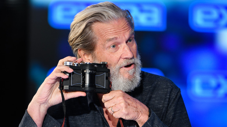 Jeff Bridges pose avec sa caméra Widelux.