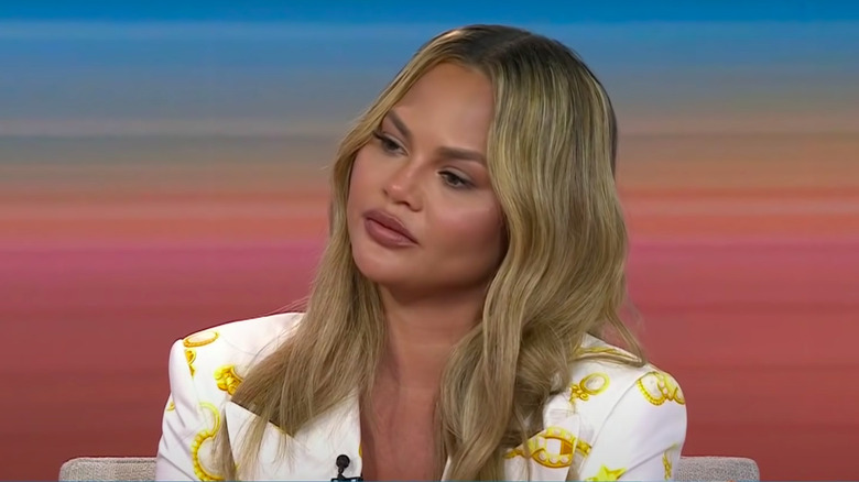 Chrissy Teigen avec la tête penchée