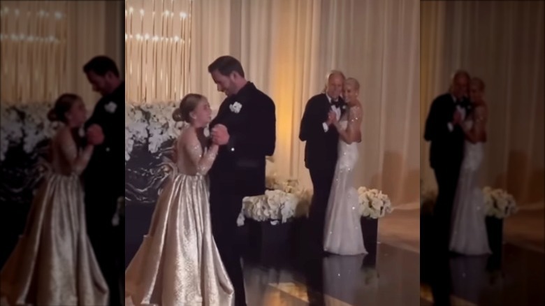 Tarek et Heather Rae El Moussa posent avec leurs enfants à leur mariage