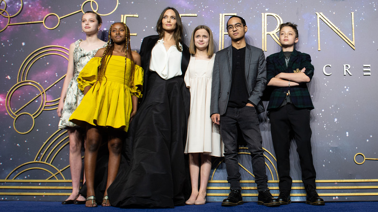 Angelina Jolie posant avec ses enfants