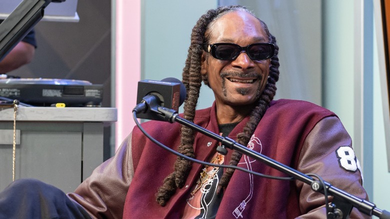 Snoop Dogg souriant lors d'une interview