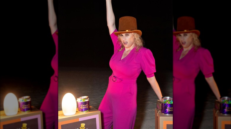 Rebel Wilson dans un chapeau de cowboy