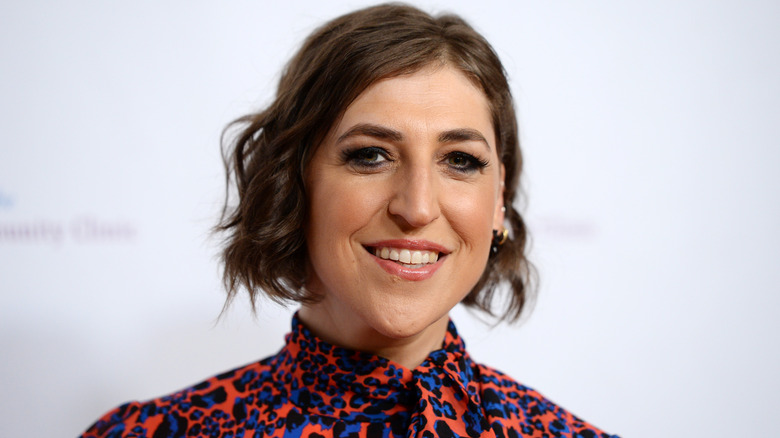 Mayim Bialik souriant sur tapis rouge